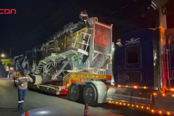 Camión queda atrapado en La Fresadora y deja sector sin luz.