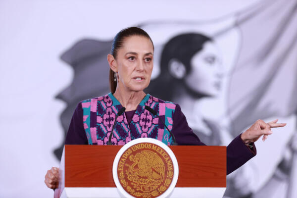 La presidenta de México, Claudia Sheinbaum, habla durante una rueda de prensa este jueves en Palacio Nacional de la Ciudad de México (México). EFE/Mario Guzmán