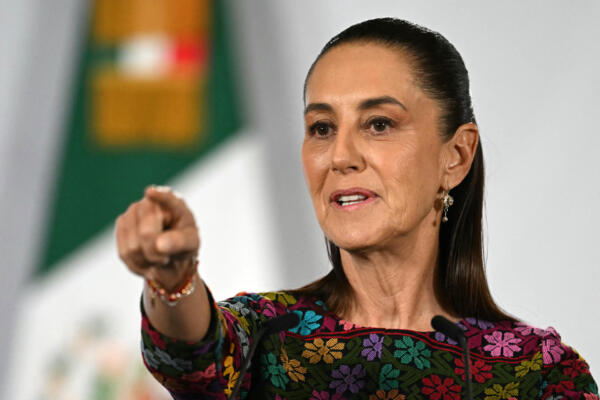La presidenta de México, Claudia Sheinbaum, gesticula durante su conferencia de prensa diaria en el Palacio Nacional de la Ciudad de México, el 8 de julio de 2026. (Foto de Yuri CORTEZ / AFP)
