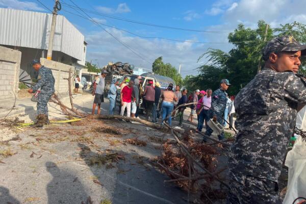 Comunitarios bloquean acceso a Vicente Noble en demanda de reanudación de carretera paralizada
