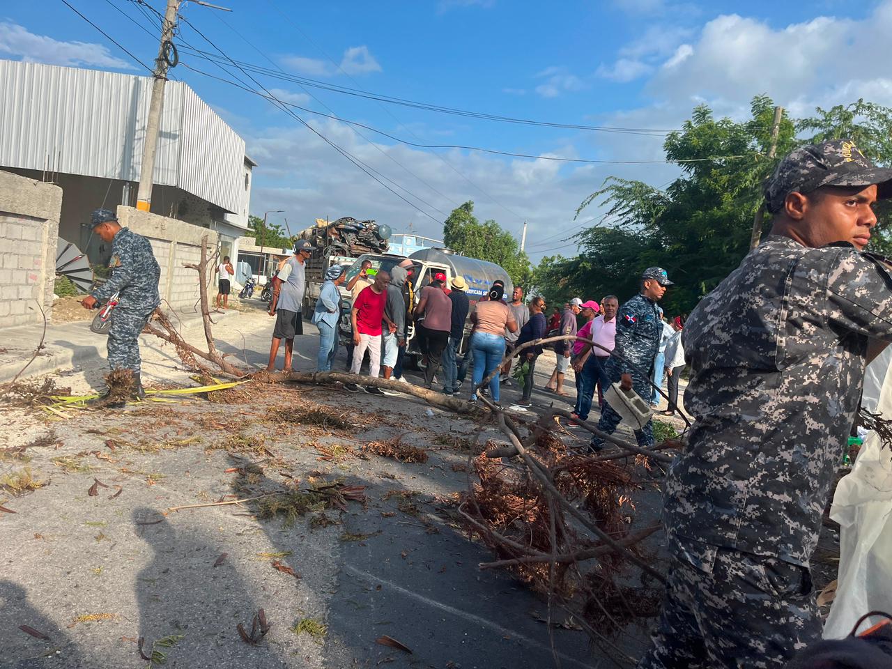 Comunitarios bloquean acceso a Vicente Noble en demanda de reanudación de carretera paralizada
