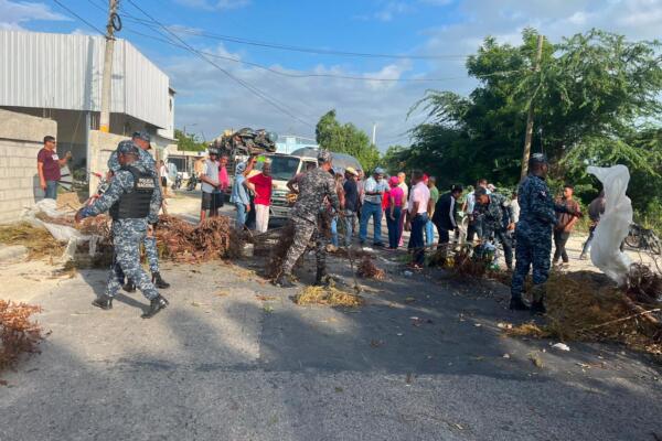 Comunitarios bloquean acceso a Vicente Noble en demanda de reanudación de carretera paralizada. Foto: Fuente externa 