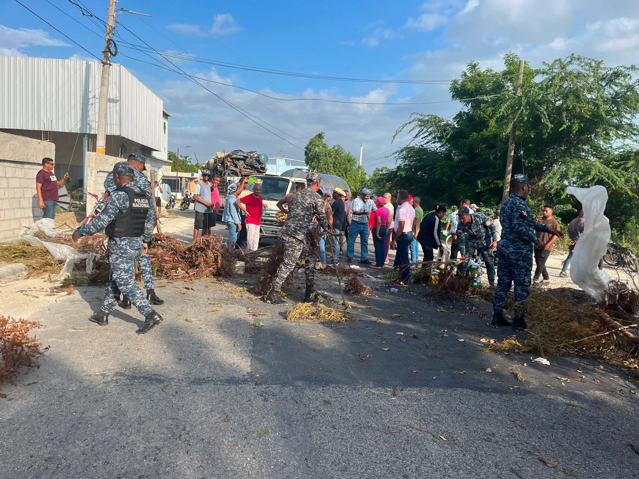 Comunitarios bloquean acceso a Vicente Noble en demanda de reanudación de carretera paralizada