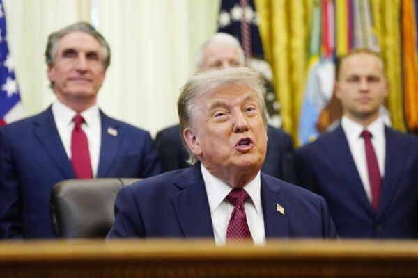 El presidente de Estados Unidos, Donald Trump, habla durante un anuncio sobre innovación nuclear estadounidense en la Oficina Oval de la Casa Blanca en Washington, DC, EE. UU. EFE/BONNIE CASH 
 
