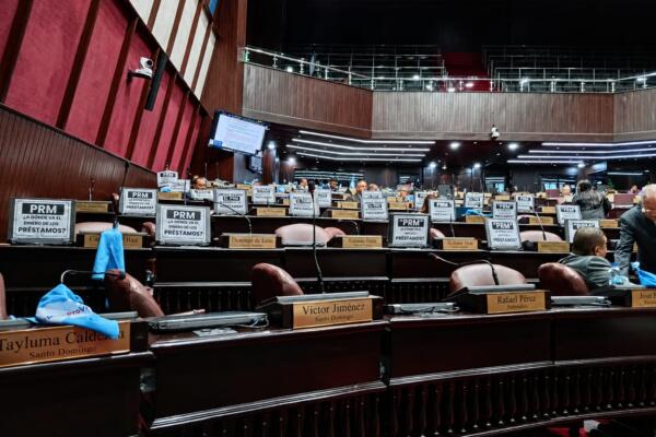 Fuerza del Pueblo protesta en la Cámara de Diputados con carteles durante conocimiento de préstamos