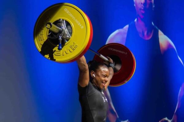 Beatriz Pirón logra el record al levantar 100 kilos en Enhanced Games