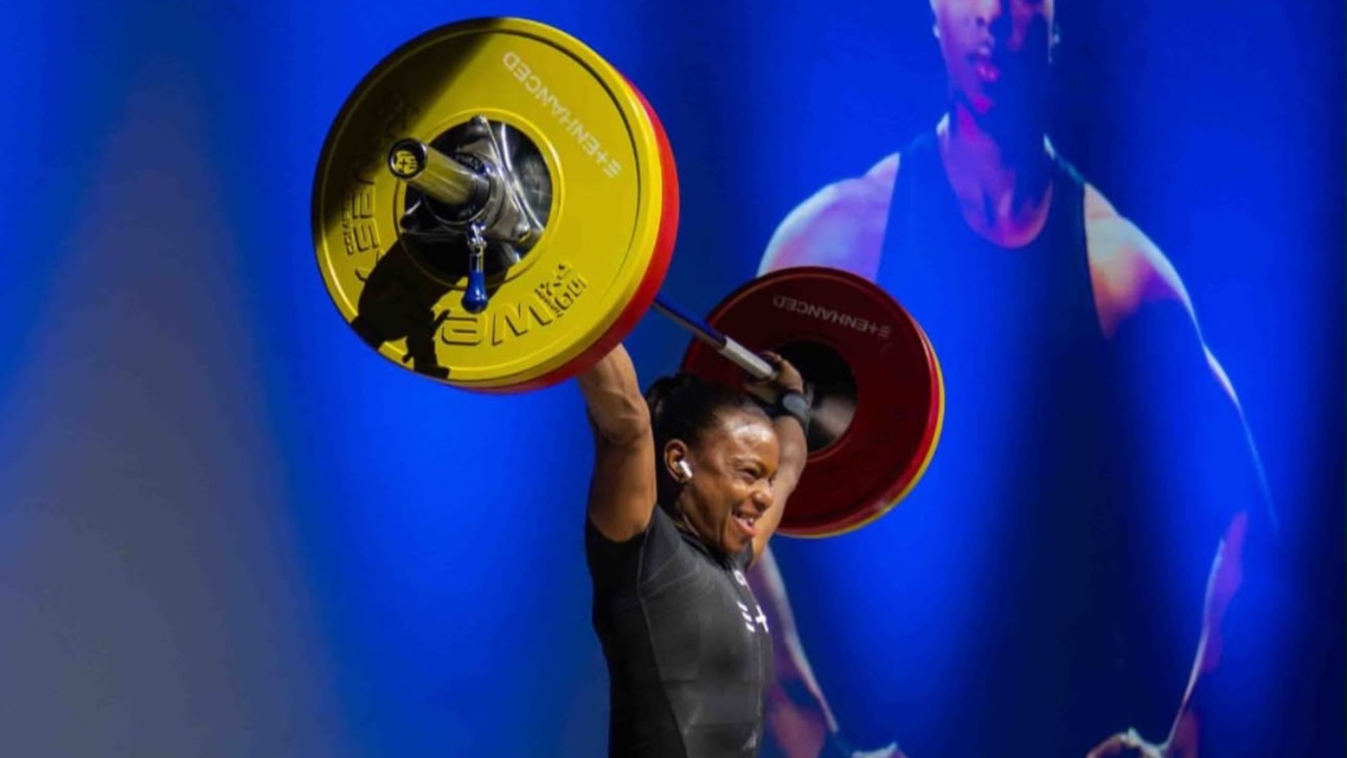 Beatriz Pirón logra el record al levantar 100 kilos en Enhanced Games