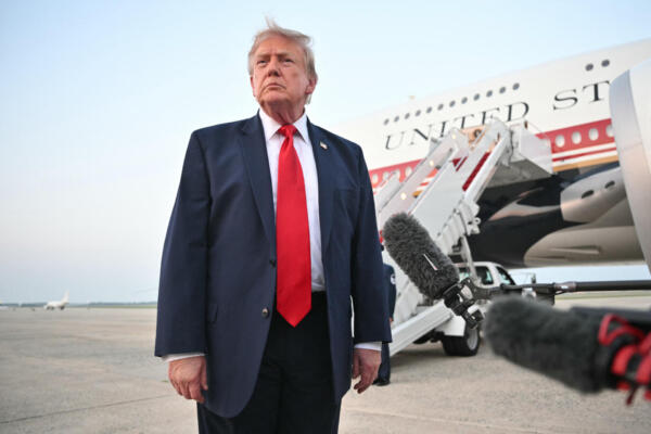 El presidente de los Estados Unidos, Donald Trump, habla con los periodistas tras bajar del Air Force One al regresar a la Base Conjunta Andrews, en Maryland, el 19 de julio de 2026. (FOTO: AFP). 
