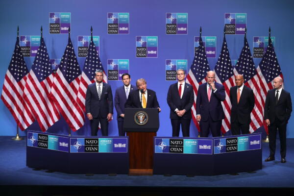 El presidente de Estados Unidos, Donald Trump (c), fue captado este 8 de julio, durante una rueda de prensa, posterior a la cumbre de la OTAN, en Ankara (Turquía). EFE/Necati Savas