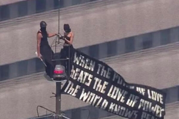 Dos personas suben a la cima del Empire State Building y se prometen matrimonio