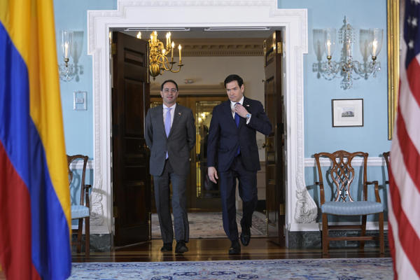 El secretario de Estado de Estados Unidos, Marco Rubio (d), camina junto al vicepresidente electo de Colombia, José Manuel Restrepo, previo a una reunión este miércoles, en el Departamento de Estado en Washington. Foto: Fuente externa 