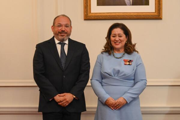 El embajador dominicano Edward Pérez Reyes junto a la gobernadora general de Nueva Zelanda, Cindy Kiro, GNZM, QSO