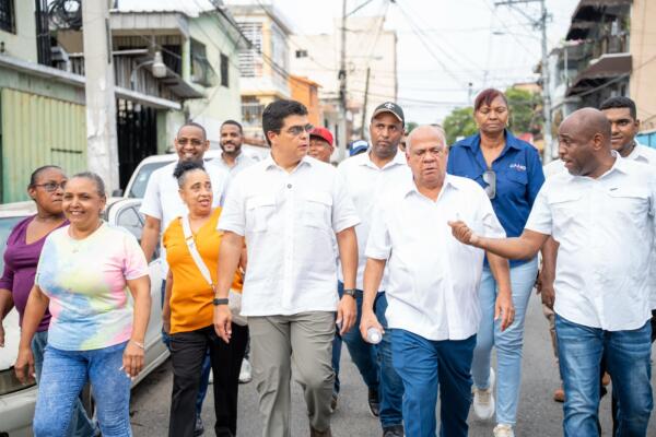 El director de la CAASD dejó iniciados los trabajos que contemplan una inversión superior a los RD$630 millones e incluyen tuberías, acometidas y registros sanitarios. Foto: Fuente externa 