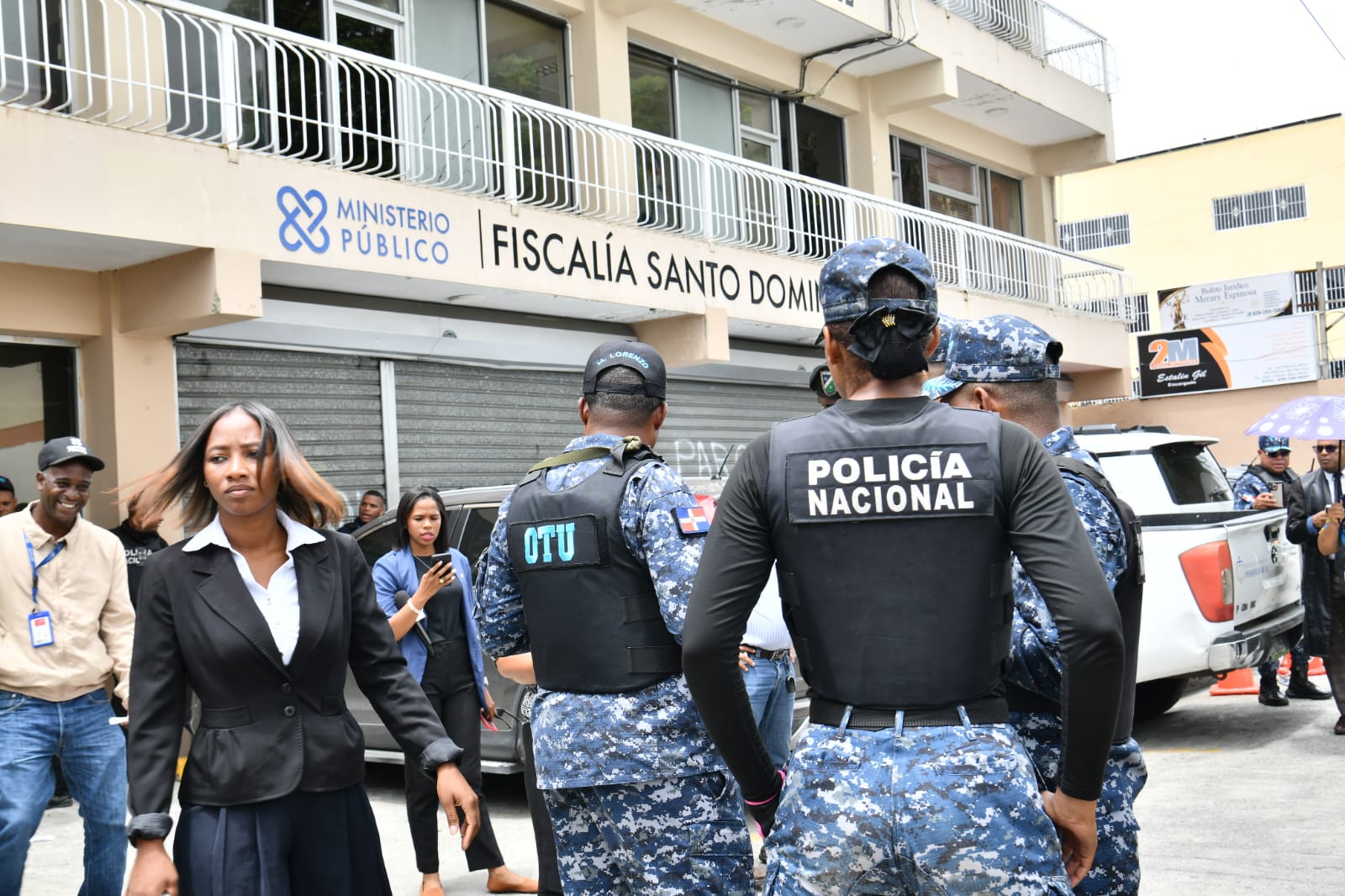 Ambiente exterior en la Físcalía de Santo Domingo Oeste tras ser trasladado el cabo policial José Francisco Moreta Heredia.