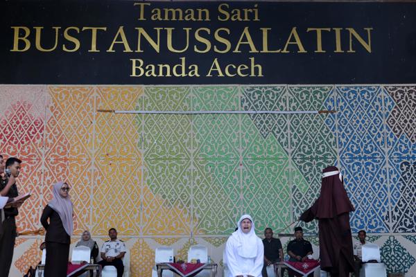 Una indonesia condenada a castigos corporales por un tribunal islámico de Indonesia. Foto: Fuente externa 