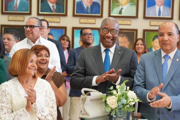 La comunidad universitaria reconoció su trayectoria de casi 57 años de servicio y los aportes de su gestión a la modernización, la transparencia y el bienestar institucional. Foto: Fuente externa 