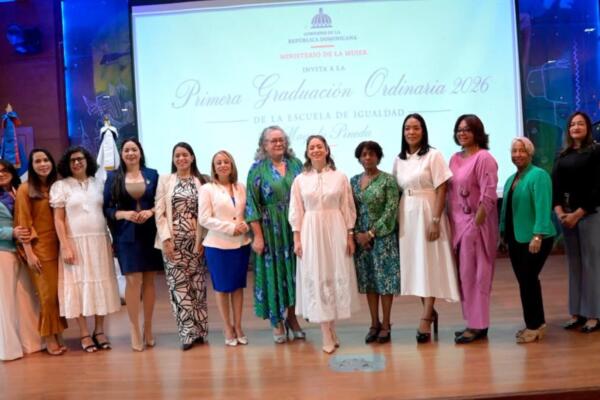 Autoridades, docentes y personas graduadas participaron en la Primera Graduación Ordinaria 2026 de la Escuela de Igualdad Magaly Pineda, organizada por el Ministerio de la Mujer.