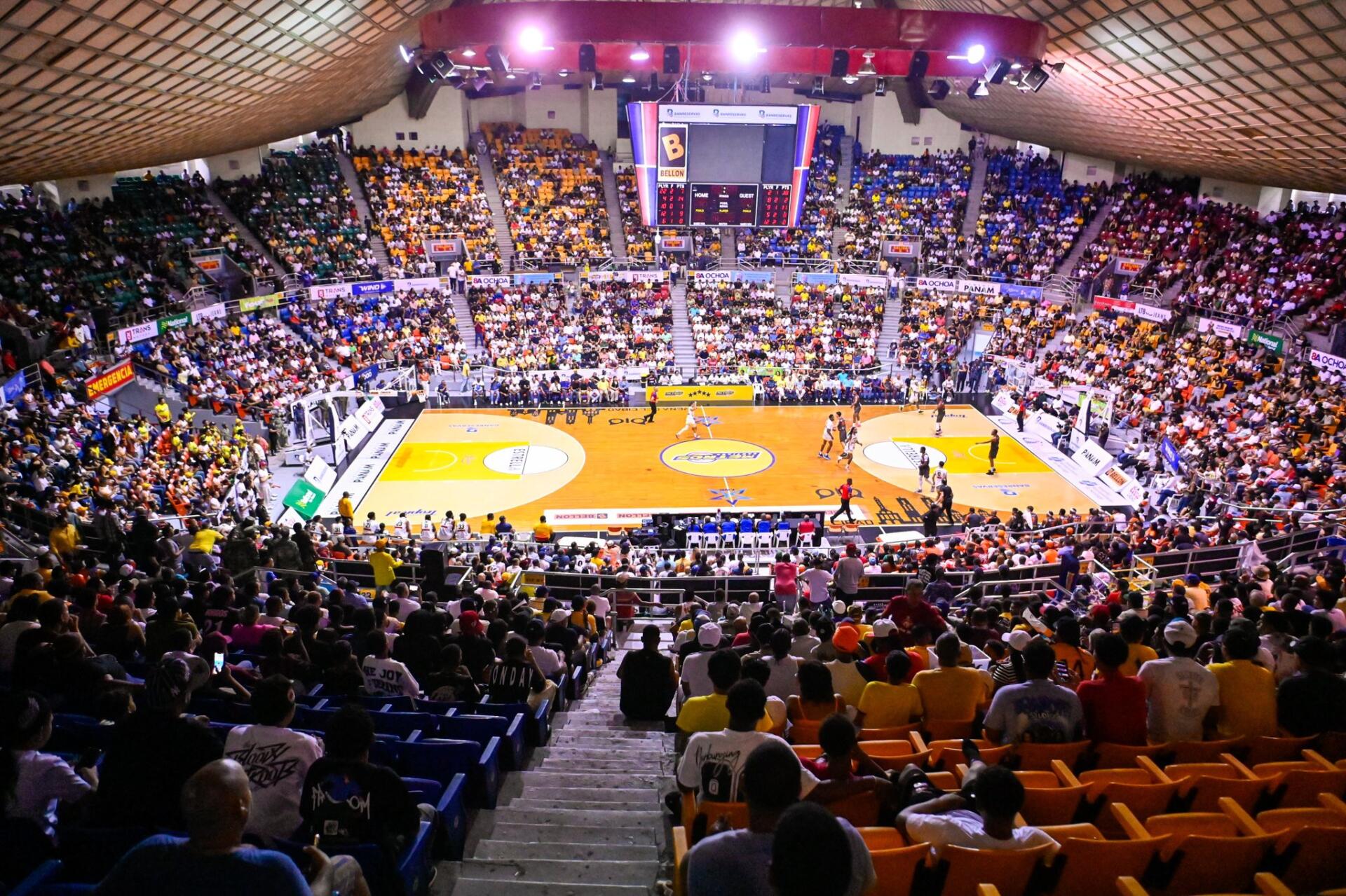 Gran público en la Arena del Cibao en el quinto juego decisivo de la semifinal de la LNB entre Metros de Santiago y Cañeros del Este