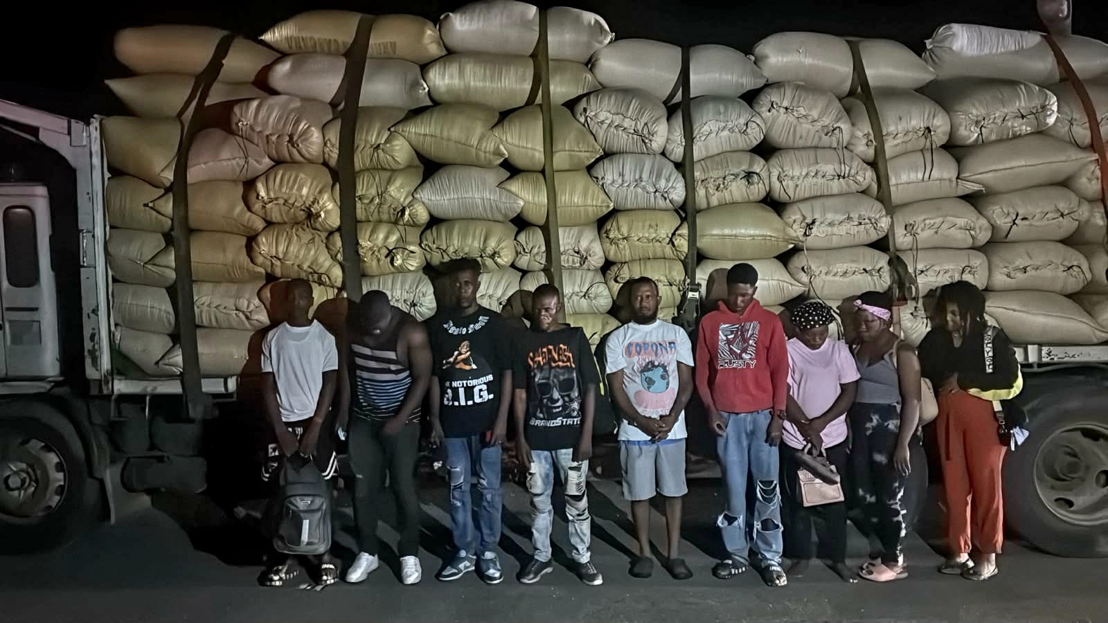 Ejército descubre a 10 haitianos indocumentados ocultos en una carga de arroz en camión interceptado en Montecristi El conductor del camión fue detenido y será presentado al Ministerio Público para el proceso correspondiente.