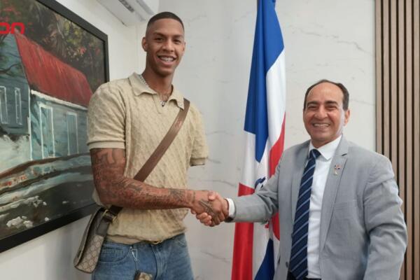 Hansel Enmanuel recibe reconocimiento del Consulado RD en Miami.