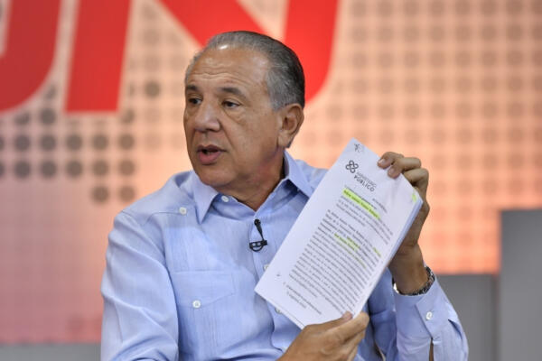 José Ramón Peralta muestra un documento vinculado a su caso durante entrevista en Despierta con CDN / foto: Danny Polanco - CDN