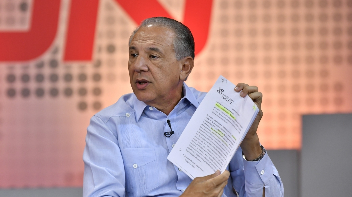 José Ramón Peralta muestra un documento vinculado a su caso durante entrevista en Despierta con CDN / foto: Danny Polanco - CDN
