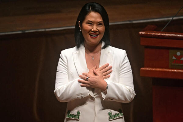 La presidenta electa de Perú, Keiko Fujimori, hace un gesto durante la ceremonia en la que recibió sus credenciales presidenciales en Lima, el 15 de julio de 2026. (Foto de ERNESTO BENAVIDES / AFP)
