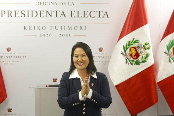 La presidenta electa de Perú por el partido Fuerza Popular, Keiko Fujimori, hace gestos mientras ofrece declaraciones en su sede de campaña en el distrito limeño de San Borja, el 3 de julio de 2026. (Foto de AFP)