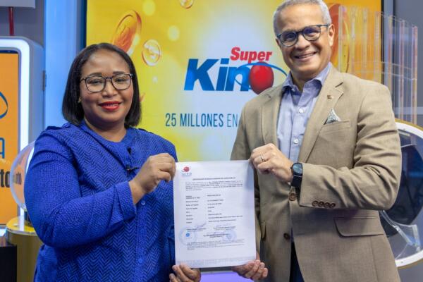 LEIDSA entrega certificado a Enfermera ganadora de 25 millones con el Súper Kino. Foto: Fuente externa 