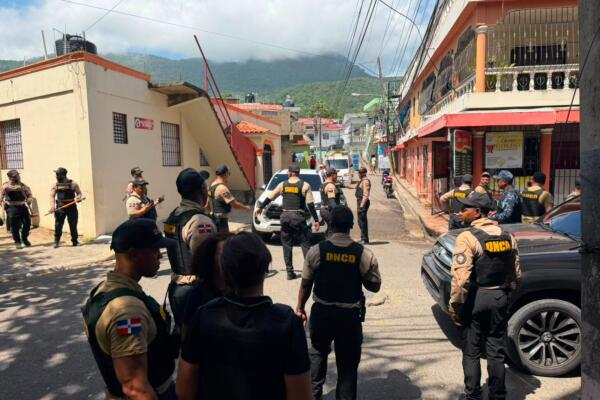 La DNCD y el Ministerio Público ejecutaron 11 allanamientos, en cuyas acciones, donde arrestaron a 12 personas vinculadas al tráfico de estupefacientes. Foto: Fuente externa 