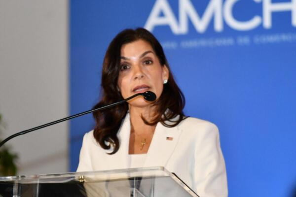 La embajadora de los Estados Unidos, Leah Campos, presenta en Washington propuesta o enfoque del Dr. Fadul sobre el autismo