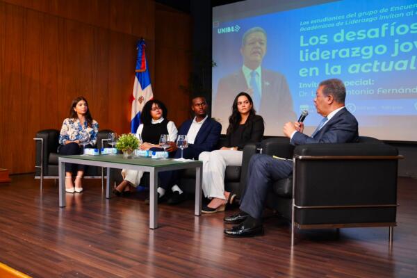 Leonel Fernández instó a los jóvenes a prepararse para liderar el desarrollo del país con innovación y pensamiento crítico.