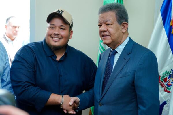El nuevo regidor de la Fuerza del Pueblo en Cabrera, Luis Guillermo González y el presidente del partido Leonel Fernández / Foto: Secretaría de Comunicaciones FP 