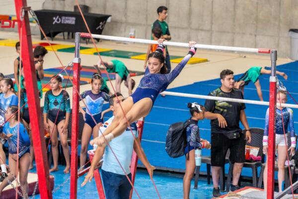La joven gimnasta Liz Núñez impulsa la gimnasia RD.
