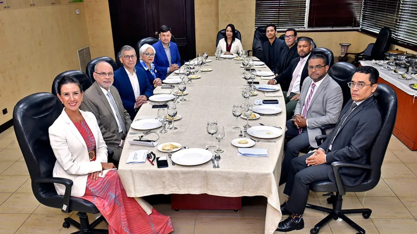 Participantes en el almuerzo semanal de Multimedios del Caribe.
