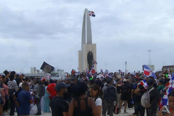 Cientos se manifiestan en la Plaza de la Bandera en apoyo a la libertad de expresión