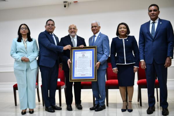 El Senado de la República reconoció los aportes a la cultura, la literatura y el servicio público del abogado, diplomático y escritor dominicano Marino Berigüete. Foto: Fuente externa 