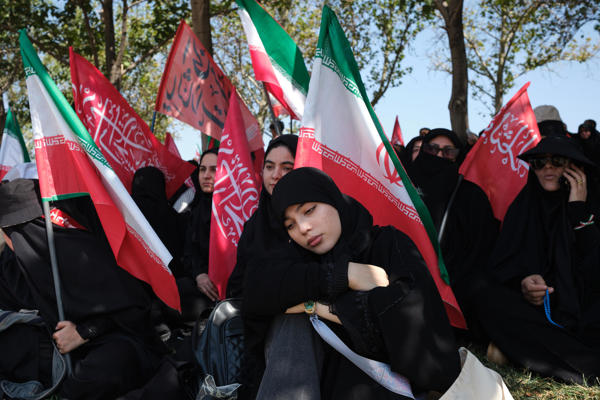 Una joven participa en la procesión funeraria del asesinado líder supremo Alí Jameneí en Teherán. Millones de iraníes participaron este lunes en la procesión fúnebre del asesinado líder supremo Alí Jameneí, con gritos de venganza por su muerte en el primer día de la guerra con Israel y Estados Unidos, el 28 de febrero. Fuente externa 