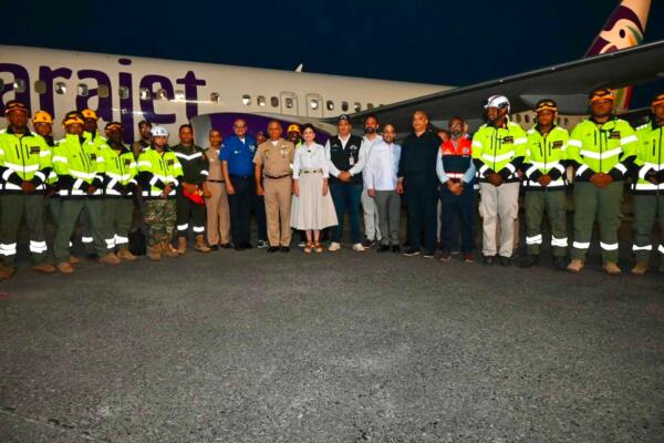 Los rescatistas fueron recibidas por la vicepresident, Raquel Peña y el ministro de Defensa, Carlos Onofre entre otras autoridades