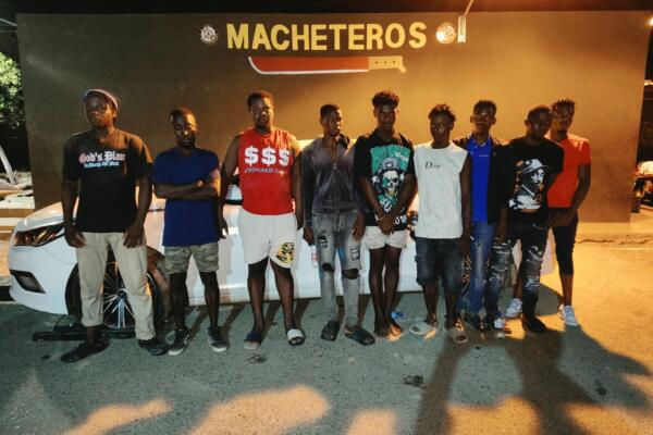 Soldados del ERD interceptan dos vehículos utilizados para transportar migrantes irregulares en Valverde