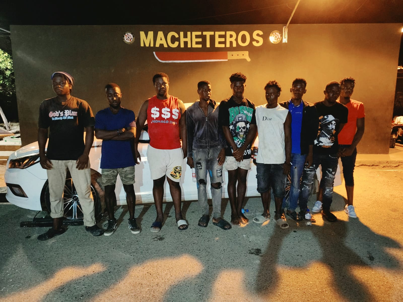 Soldados del ERD interceptan dos vehículos utilizados para transportar migrantes irregulares en Valverde