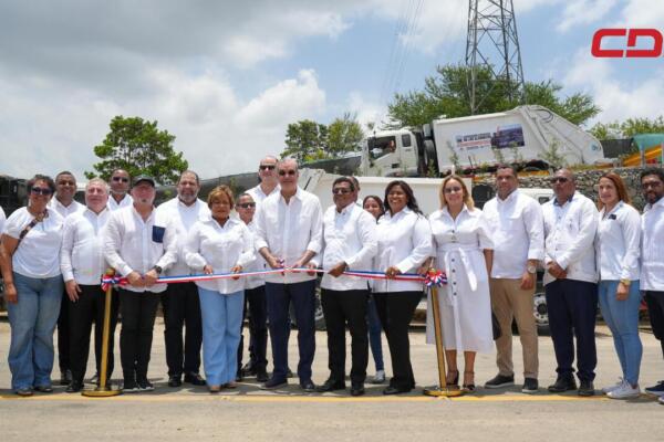 Presidente Luis Abinader junto a diversas autoridades en la inauguración de la Estación de Transferencia de Residuos Sólidos en Los Alcarrizos. Foto: Presidencia de la República