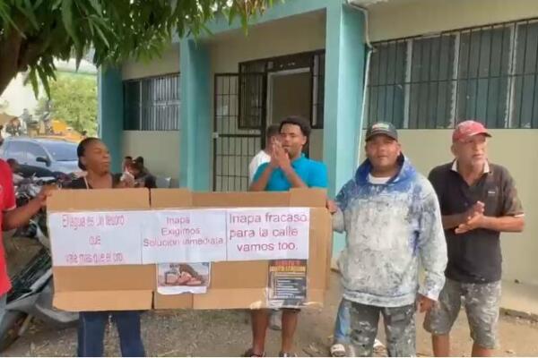 Con pancartas y consignas como 
