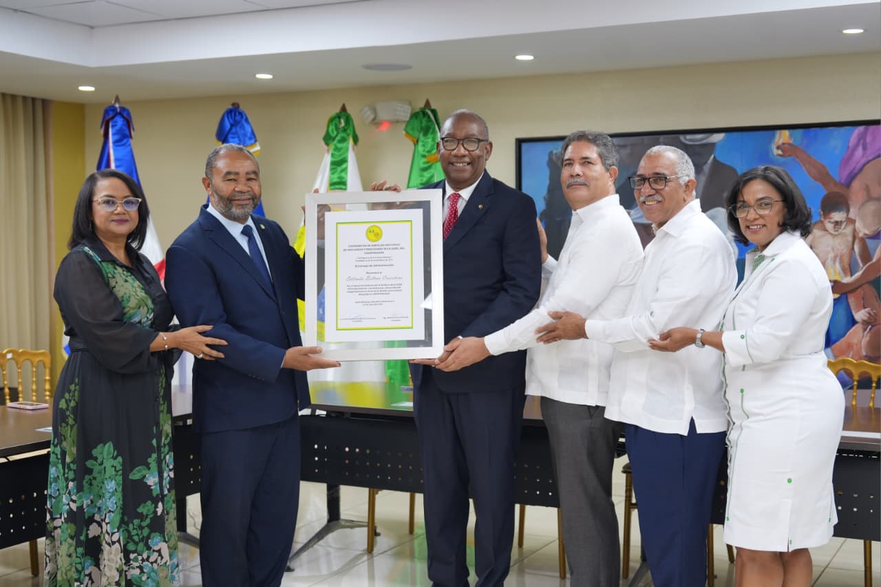 Reconocen al rector Editrudis Beltrán por fortalecer el cooperativismo universitario