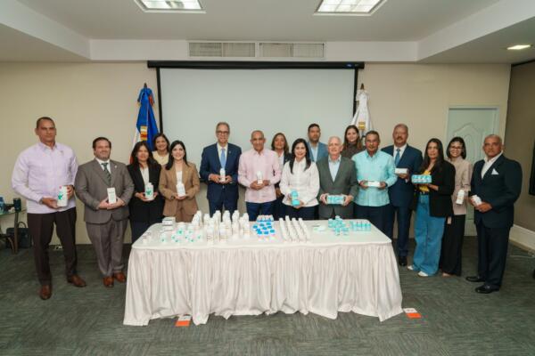 Sanar una Nación entrega 25 millones de pesos en medicamentos a la DNCD. Foto: Fuente externa 