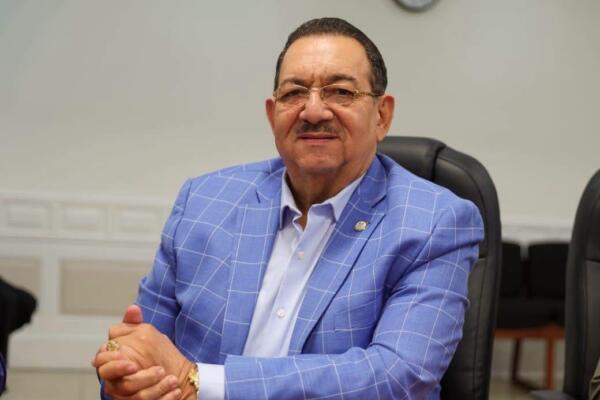 Senador Castillo pide revisar comisiones por pagos en gasolineras