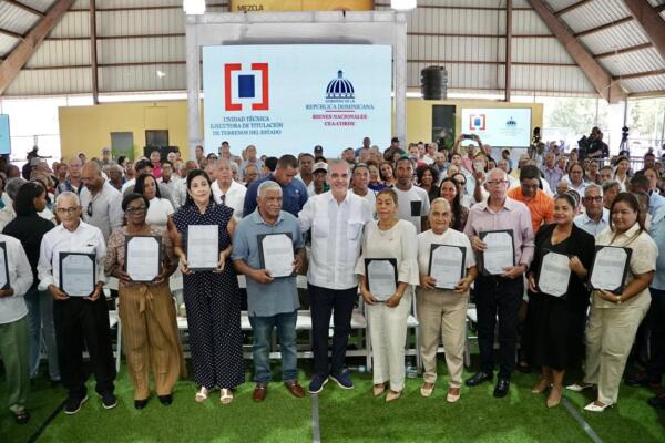 Gestión ha entregado alrededor de 170 mil títulos de propiedad en todo el territorio nacional. Foto: Fuente externa 
