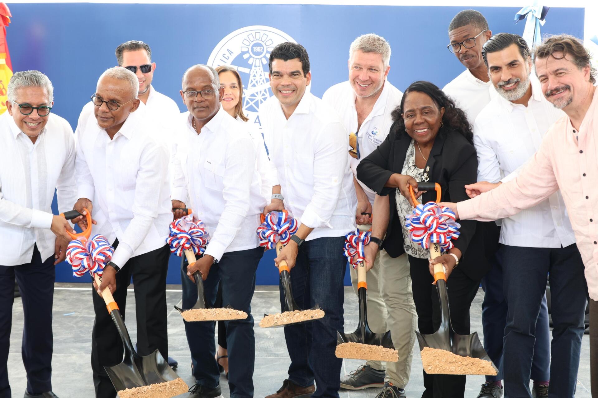 Wellington  Arnaud deja  iniciados trabajos de construcción del alcantarillado sanitario de Boca Chica