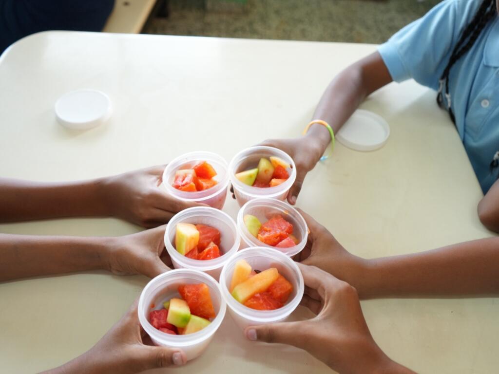 Estuadiantes recibiendo frutas.