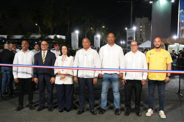 Abel Marte, Gilberto Peña, Marlenny Contreras, Aramis Mella, Luis José Santana, Gustavo Domingo y Ramón Guzmán durante el corte de la cinta.